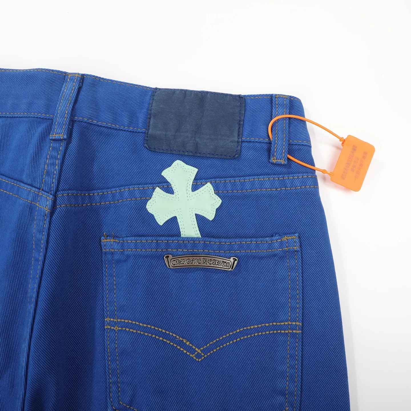 P260 Chrome hearts｜ch Chrome hearts London limited dopamine blue leather jeans, counter price 22W level, patchwork cross pattern embellishment, washed jeans! ! An absolutely high-end luxury product, a 1.9W-level god-level single product, a super popular product, made by top heavy industry, a magic weapon that cannot be missed! [About Zangyin] This is an extremely luxurious fashion brand that can also be called the aristocracy of the high street. It has always been an exclusive brand for some hipsters or rich second generations. Compared with ordinary high streets, it is more luxurious and noble. Compared with luxury brands, it is more fashionable and individual. It has always been a brand that I have a special liking for. [Top heavy industry fashion design] Consistently high-street luxury style. Speaking of this style, the Zangyin family and GU family are definitely the leading representative brands. Especially the Zangyin family has really achieved a state-of-the-art effect in creating high-street style. The unique washed material is used to create this style. The color system is already quite eye-catching. After it is decorated with patchwork cross flowers, it cleverly highlights the charm of the brand. Secondly, this style uses classic The high-waist cutting design highlights the long legs and fashionable temperament of the upper body. The brand is highly recognizable and the slim fit configuration is more suitable for daily wear. It is a product that interprets personality, fashion, and specifications at a glance. This single product is enough to make any fan excited. It can be a white T-shirt for a youthful college style, or a tight suspender for a royal style. It has strong matching ability and can be easily controlled by men.  [Materials and craftsmanship] Needless to say, this point goes without saying. As an excellent craftsman brand, Zangyin’s requirements for details and craftsmanship are really perfect. The washed color of this model has gone through so many processes, not to mention the embellishment of denim appliques. It is also purely hand-made and sewn. Just like what they believe in, only hand-made things have soul and have the meaning of wear. A top-notch heavy-duty fashionable denim item, I look forward to your perfect interpretation! !   Color: Dark blue Size: S-XL (28 30 32 34) Pants length: 101/103/105/107 Waist: 78/82/86/90 Recommended height: 170/175/180/185 Recommended weight: 120/140/160/180
